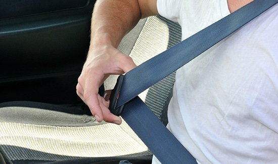 ¿Sabes cómo colocarte correctamente el cinturón de seguridad?